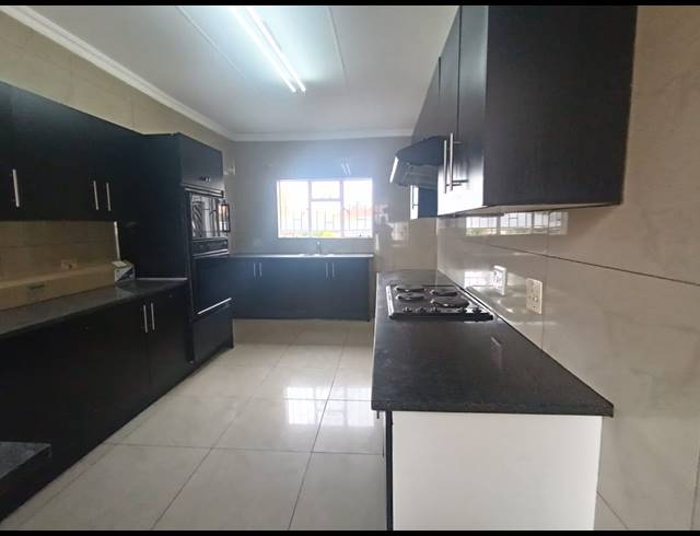 4 BEDROOM HOUSE FOR SALE IN ROSHNEE